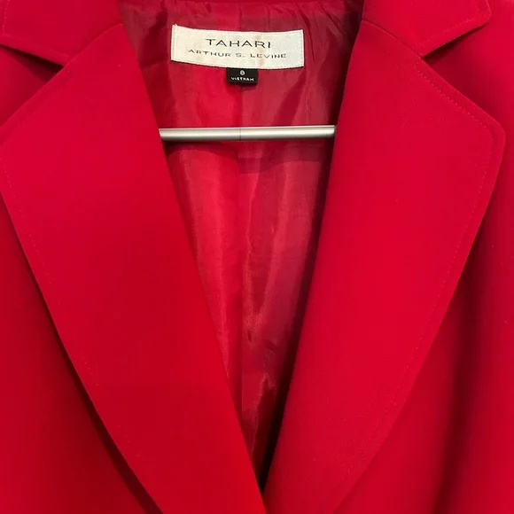 Tahari beautiful deep red women’s blazer jacket. flattering cut-style - size 8 - Picture 9 of 14